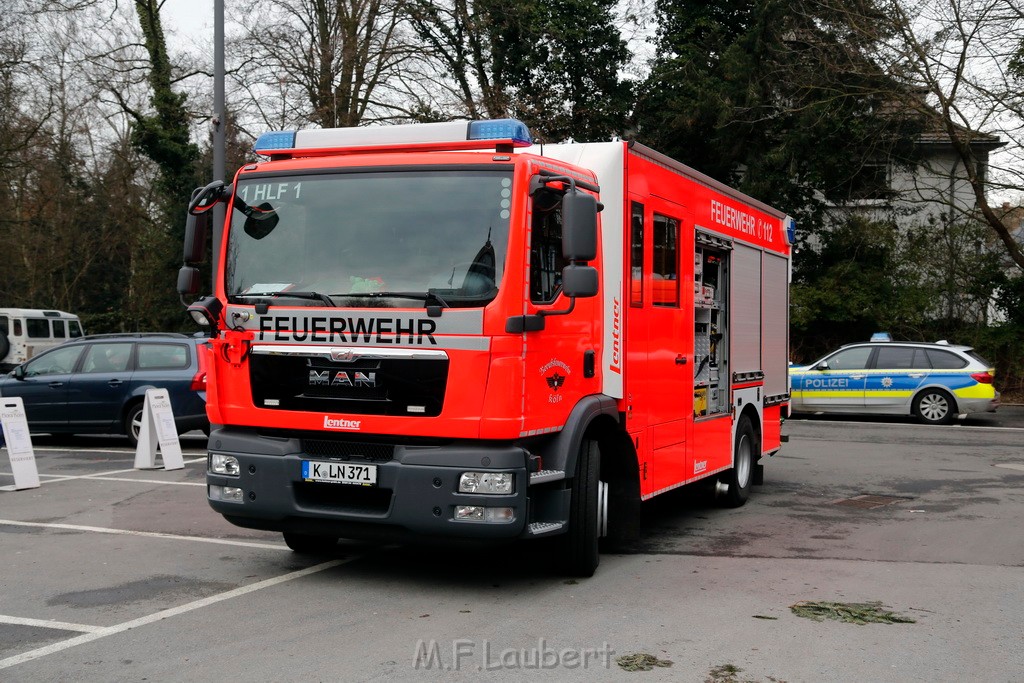 Einsatz BF Flora Botanischer Garten Mobile Arbeitsbuehne in Schraeglage P02.JPG